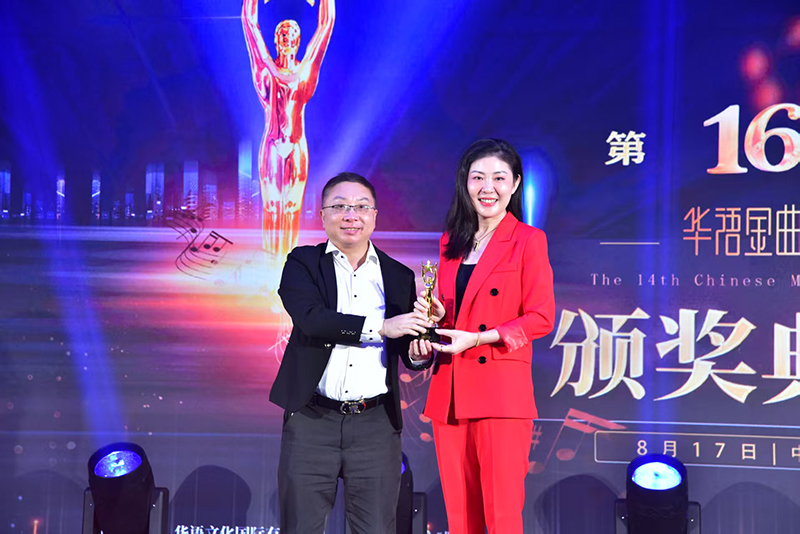 华语金曲奖创办人兼总策划游威为姚璎格颁奖a.jpg
