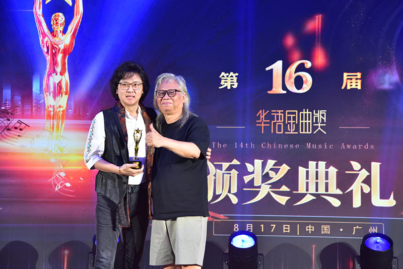 中国音乐家协会流行学会副主席陈洁明为廖百威颁奖a.jpg
